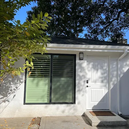One Room With One Queen Bed Studio To Rent